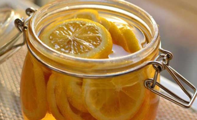 胃不舒服可以喝蜂蜜檸檬水嗎？專家完整解析與實用指南
