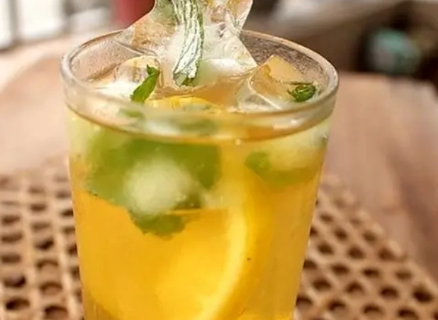 胃不舒服 蜂蜜檸檬水