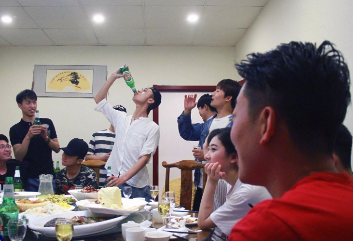 為什麼愛喝酒？從社交到心理，完整解析飲酒原因與影響