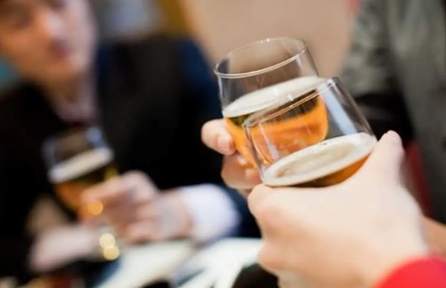 喝酒前喝咖啡：專家揭曉真相與安全飲酒指南