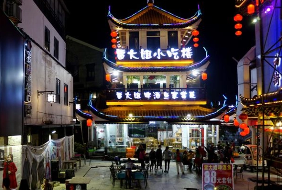 陽朔西街必吃美食全攻略：在地人私藏清單與避坑指南