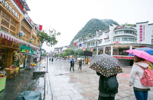桂林陽朔西街完整攻略：交通、美食、住宿與避坑指南