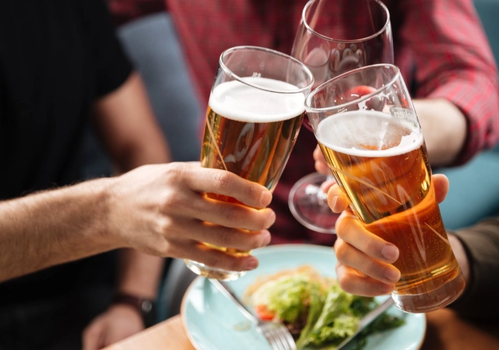 喝酒肚子熱熱的是好是壞？專家解析原因與舒緩方法