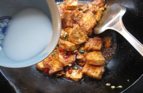 太白粉勾芡比例終極指南：黃金比例、常見失敗與料理應用