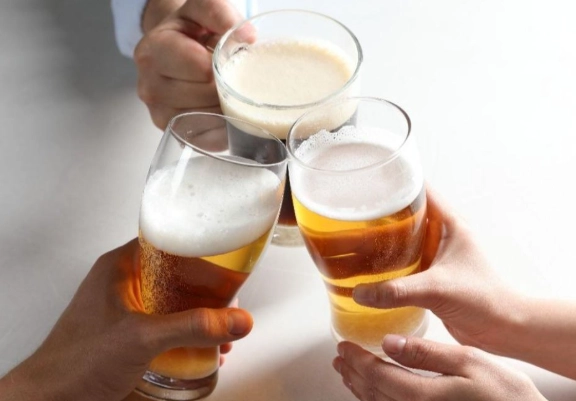 喝酒頭痛催吐安全嗎？專家教你正確緩解宿醉不適