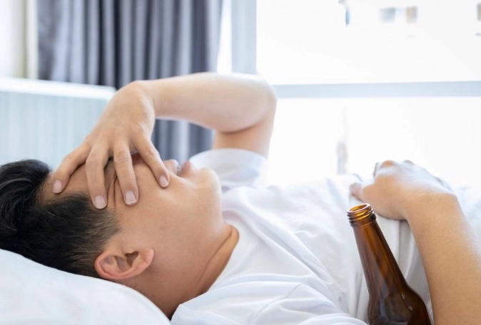 宿醉身體發熱怎麼辦？專家解析原因與5個實用降溫解酒技巧