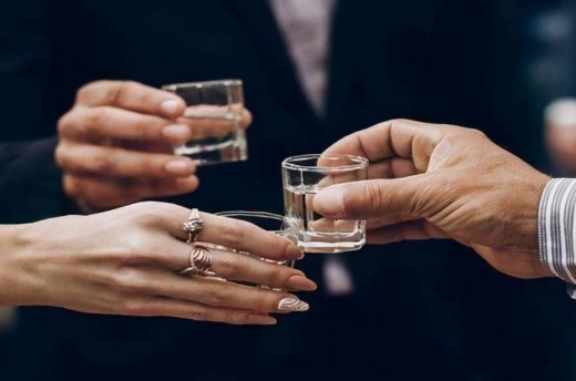 以酒解酒真的有效嗎？破解宿醉迷思與科學解方