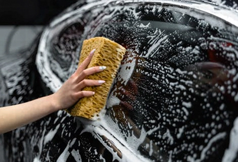 洗車海綿終極指南：如何挑選不傷烤漆的海綿與正確使用技巧