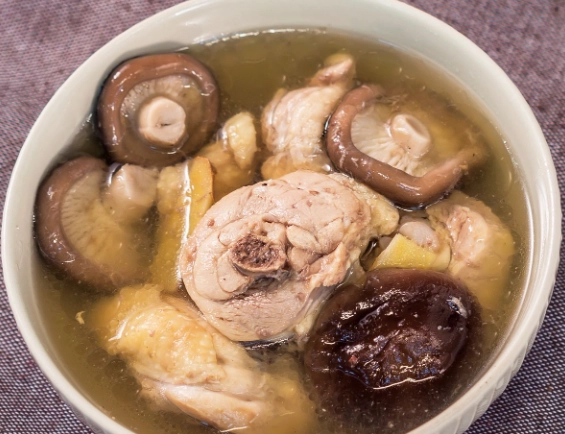 月經來喝香菇雞湯好嗎？中醫師解析功效、禁忌與正確喝法