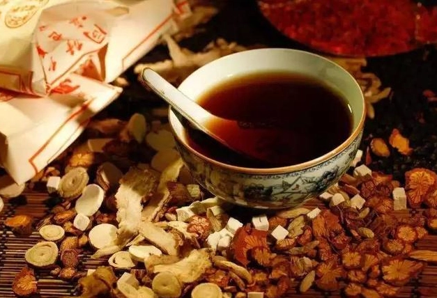 吃中藥多久可以喝茶？藥師揭密間隔時間、禁忌與聰明喝茶法