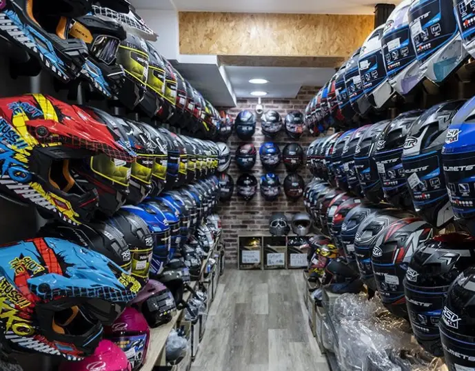 國產安全帽vs進口安全帽終極選購指南：安全、預算與法規一次搞懂