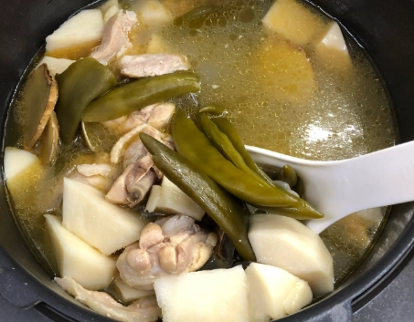 剝皮辣椒雞湯熱量全解析：低卡暖胃湯品聰明喝法