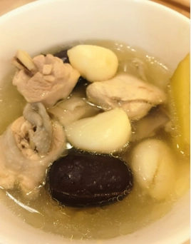 蒜頭雞湯熱量高嗎？一碗湯的熱量真相與健康喝法
