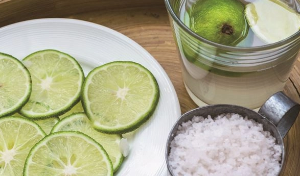 檸檬水加鹽功效全解析：好處、禁忌、黃金比例一次看懂