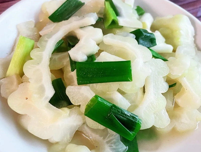 清炒白苦瓜食譜與技巧：如何炒出翠綠不苦的家常美味？