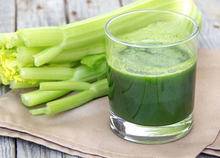 芹菜汁功效大解析：降血壓、排毒、助眠，專家教你正確喝法