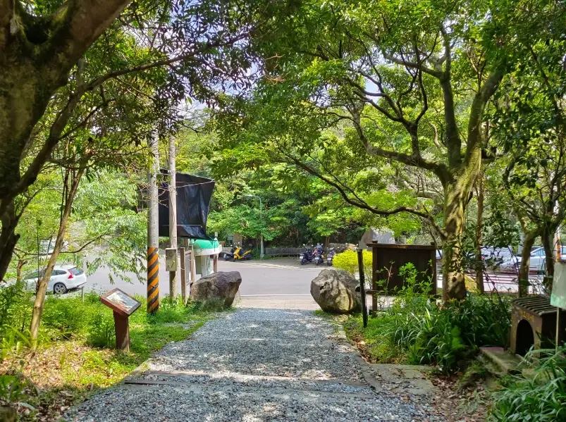 大崙頭尾山親山步道停車攻略：免費/付費停車場位置、交通路線與省時建議