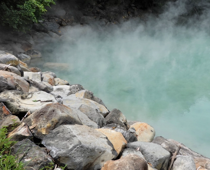 北投溫泉種類全解析：青磺、白磺、鐵磺泉差異與實用泡湯指南