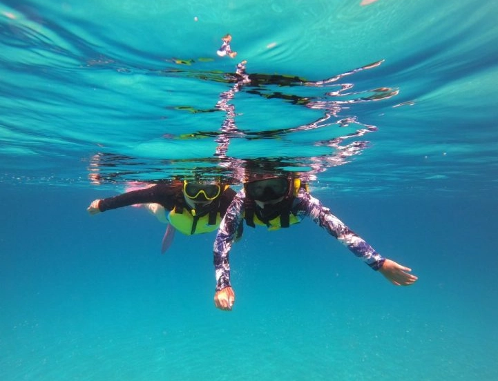 浮潛衣裡面穿什麼？3分鐘搞懂內搭選購指南與常見錯誤