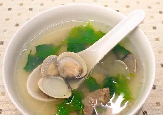 芹菜湯功效大公開：降血壓、消水腫、助眠的養生秘訣