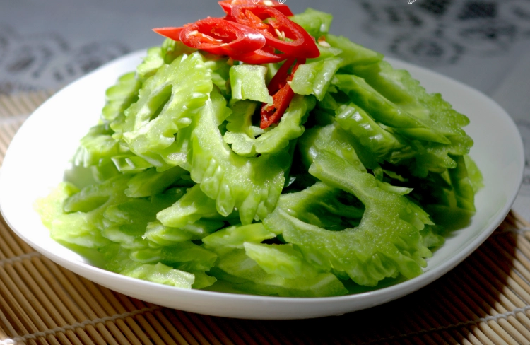 炒苦瓜秘技全攻略：去除苦味、保持脆嫩的終極心法