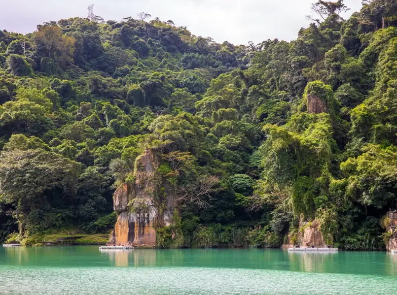 新店一日遊景點全攻略：從碧潭踩船到銀河洞秘境，交通行程一次掌握