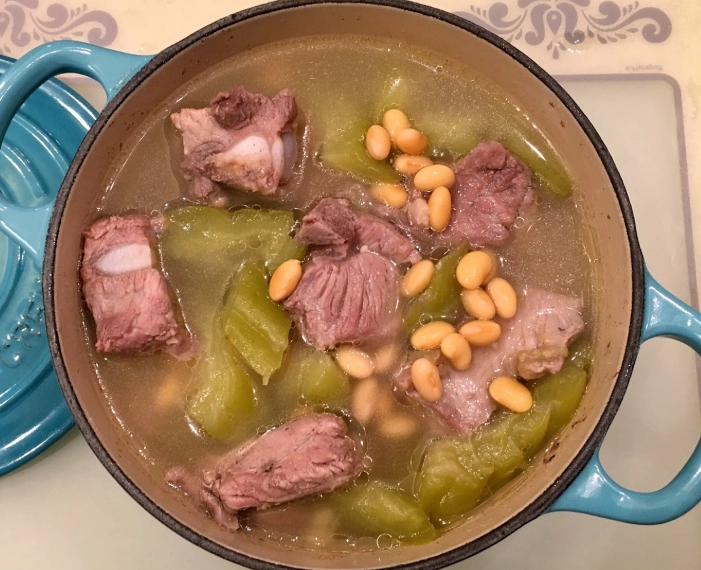 涼瓜湯食譜全攻略：消暑降火的家常做法，三步驟煮出清爽不苦