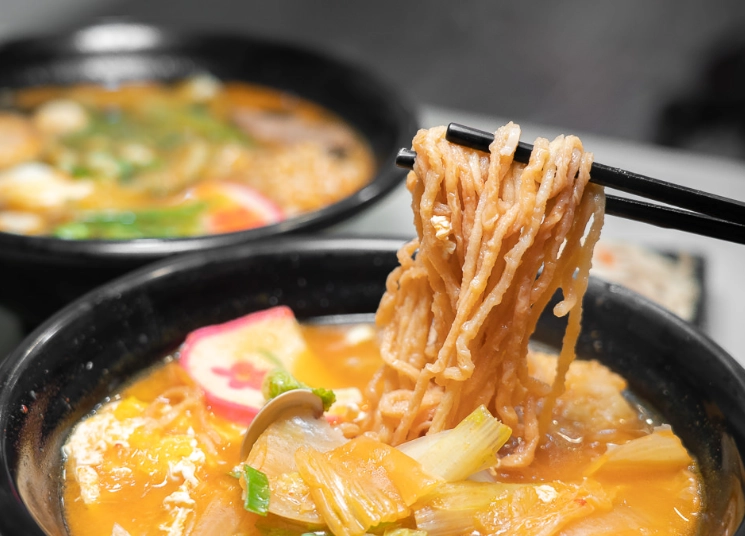炒鍋燒意麵終極指南：從選鍋到醬汁的黃金比例