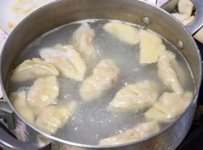 煮水饺前必看！冷水下锅还是滚水下锅？