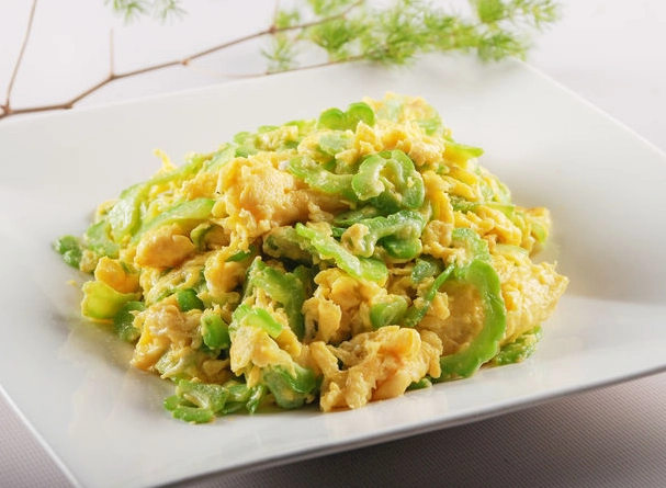 涼瓜炒蛋不苦的秘訣：從選材到火候的完整心法與台北三家必吃推薦