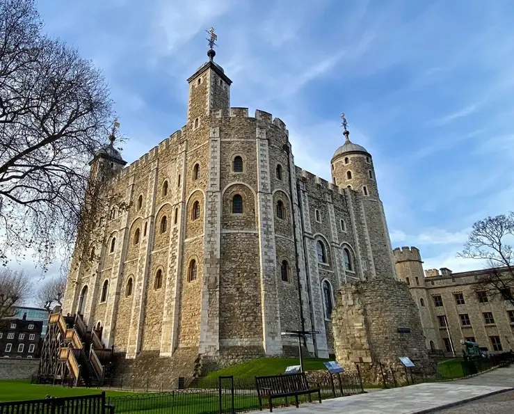 倫敦塔寶石塔參觀攻略：避開人潮與看懂王室珠寶的關鍵細節