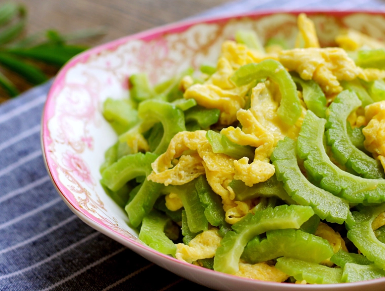 苦瓜炒蛋怎麼做才不苦？黃金比例與台北3家必吃推薦