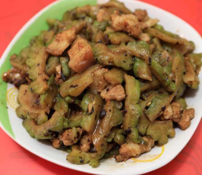 涼瓜炒肉片不苦秘訣：肉片嫩滑、苦瓜回甘的家常做法