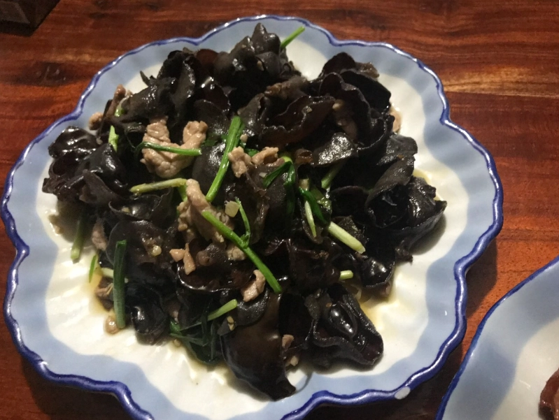 碧溪步道美食：竹子湖土鸡野菜与北投温泉料理推薦
