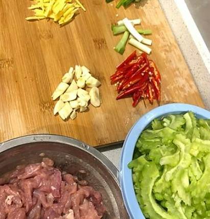 苦瓜炒肉片做法