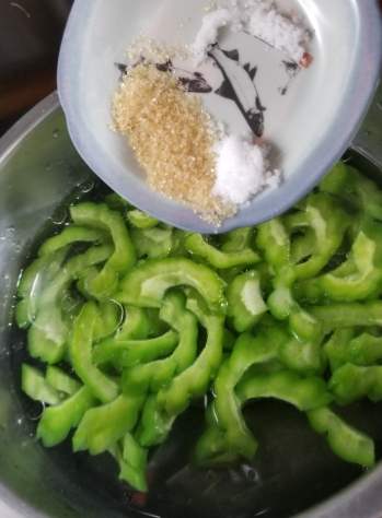 涼瓜去苦味