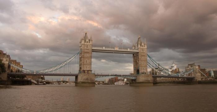 倫敦鐵橋垮下來