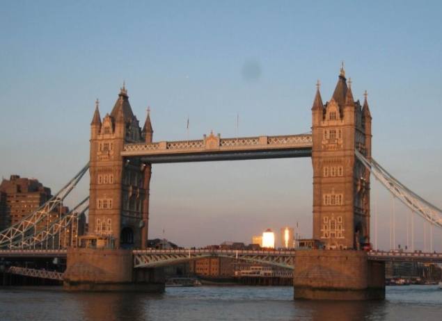 倫敦鐵橋故事