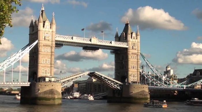 倫敦鐵橋垮下來