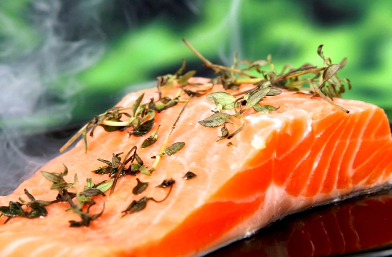 蕁麻疹可以吃鮭魚
