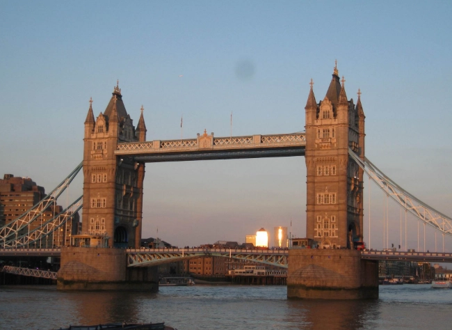 倫敦塔橋垮下來 歌詞