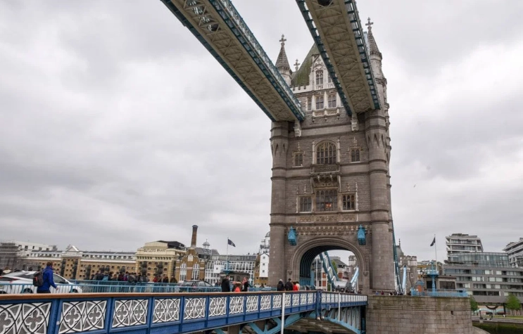 倫敦塔橋垮下來 歌詞